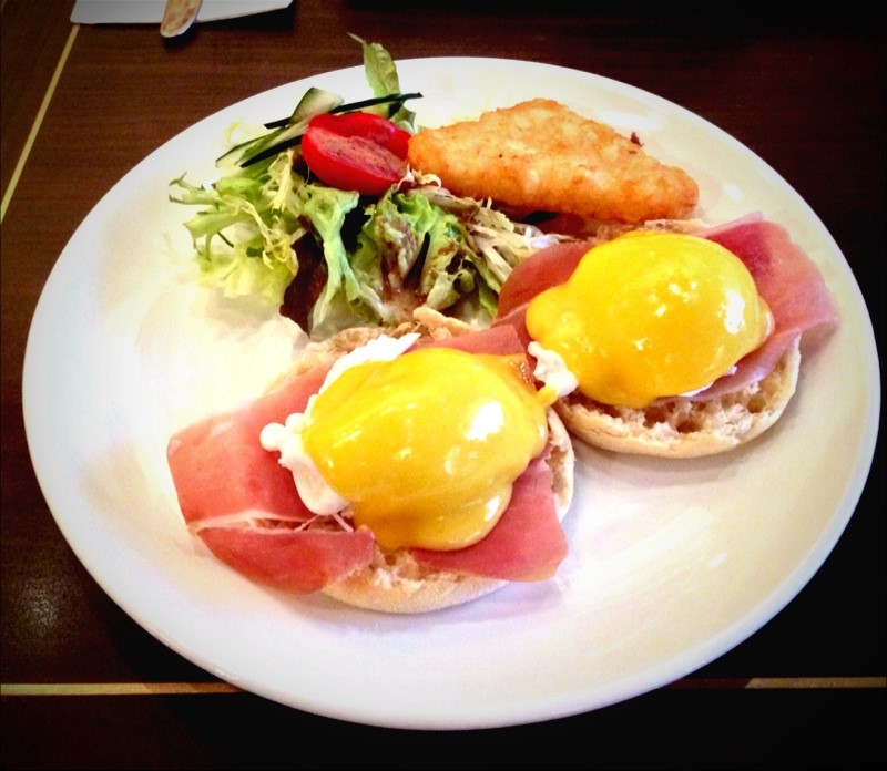 egg benedict with parma ham