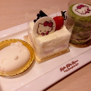 Hello kitty panacotta & strawberry shrot cake & greentea cake - 位于ปทุมวัน的Hello Kitty House (ปทุมวัน) | 曼谷