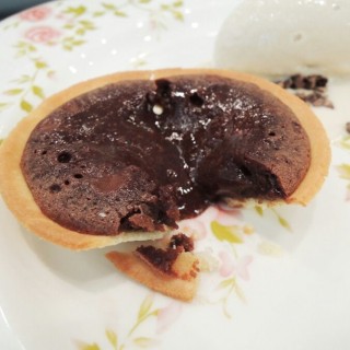 Warm Chocolate Tart with Pink Peppercorn Ice Cream and Red Wine Sauce - dari Chikalicious Dessert Bar (ลุมพินี) di ลุมพินี |Bangkok