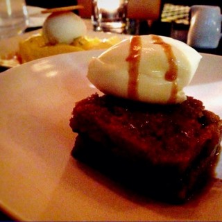 Banana sticky toffee pudding, Muscovado caramel, clotted cream - 位於中環的Bread Street Kitchen & Bar (中環) | 香港