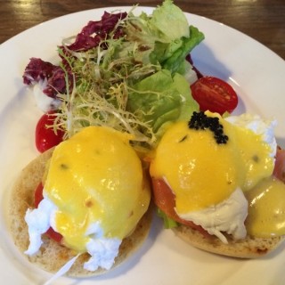 Eggs Benedict with smoked salmon & black caviar, tomato & avocado - 位於灣仔的Papillon Caffe (灣仔) | 香港