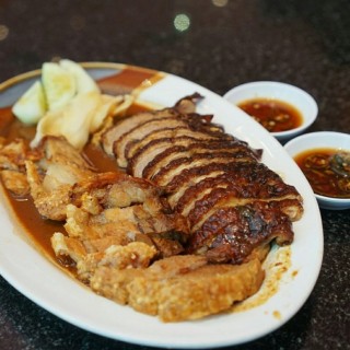 Roast Duck with Crispy Pork - dari MK Restaurant (เอ็มเค) (ปทุมวัน) di ปทุมวัน |Bangkok
