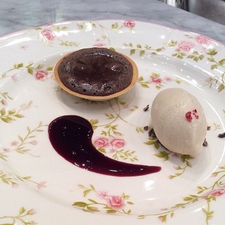 Warm Chocolate Tart with Pink Peppercorn Ice Cream and Red Wine Sauce - 位于ลุมพินี的Chikalicious Dessert Bar (ลุมพินี) | 曼谷