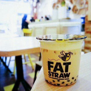 Black Magic Milk Tea with Honey Boba and Taro Pudding - ในKebayoran Lama จากร้านFat Straw (Kebayoran Lama)|Jakarta