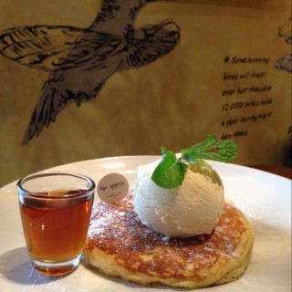 Pancake maple syrup w/vanilla ice cream - Riau / Hummingbird Eatery & Guesthouse (Riau)|Bandung