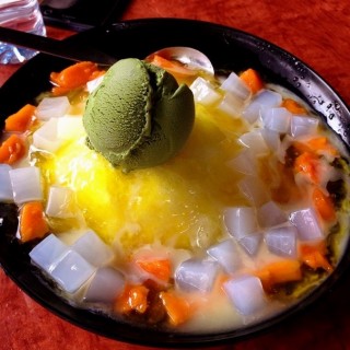 Mango fruit mix with matcha ice cream - 位於Kebayoran Lama的Hong Tang (Sweet Poetry) (Kebayoran Lama) | 雅加達