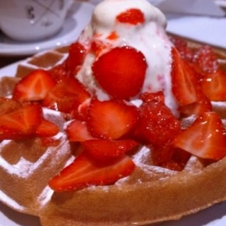 Strawberry waffle with vanilla ice cream - 位於Senopati的Crematology Coffee Roasters (Senopati) | 雅加達