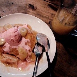 Pancake with Banana Strawberry Ice Cream and Caramel Sauce - 位于Bandung Utara的Pasar Cisangkuy (Bandung Utara) | 万隆