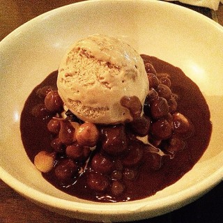 Profiteroles with vanilla ice cream served with gianduja sauce - ใน中環 จากร้านBread Street Kitchen & Bar (中環)|ฮ่องกง