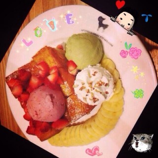 Strawberry toast with banana & macha icecream - dari After You (อาฟเตอร์ ยู) (บางโพงพาง) di บางโพงพาง |Bangkok