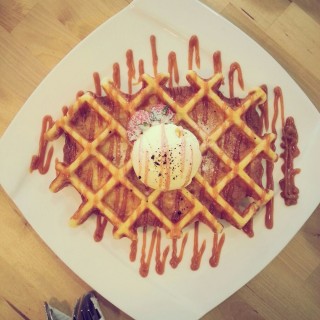 waffles with vanilla ice cream and salted caramel sauce - Hougang/Kovan's Hatter Street Bakehouse & Cafe (Hougang/Kovan)|Singapore