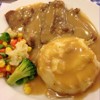 US Roast Beef with Gravy, Mixed Vegetables and Mashed Potato - Makati's Mom and Tina's Bakery Cafe (Makati)|Metro Manila
