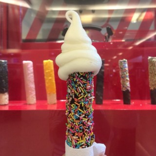 Rainbow Sprinkles with Vanila Icecream - 位於Tangerang Kota的Frozen Ben (Tangerang Kota) | 雅加達