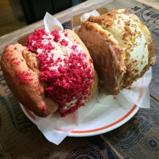 Cream puff with crushed mixed berries and New York cheesecake - Sheung Wan's Elephant Grounds (Sheung Wan)|Hong Kong