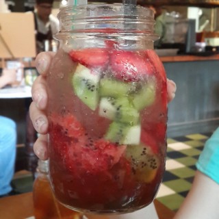Grandma's Strawberry and Kiwi Elixirs - dari Kitchenette (Senayan) di Senayan |Jakarta