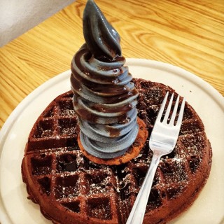 Chocolate Root Beer Flavoured Waffle with Charcoal Vanilla Ice Cream - Serangoon / The Cold Pantry (Serangoon)|Singapore