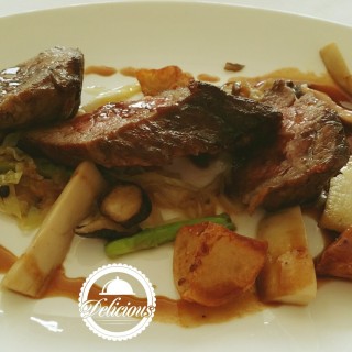 Wagyu beef with roasted potatoes, cabbage & confit onions with vermut - ใน中環 จากร้านFofo by el Willy (中環)|ฮ่องกง