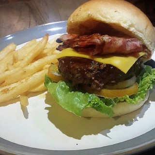 Beef and bacon burger with rendang sauce - ในPantai Indah Kapuk จากร้านCarnivor Barbeque Specialist (Pantai Indah Kapuk)|Jakarta