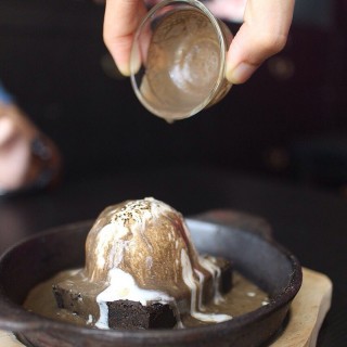Sizzling houjicha brownie - ใน上環 จากร้านSinmei Tea (上環)|ฮ่องกง