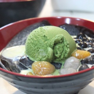 Green tea ice cream with mochi, grass jelly, pearl etc - Kelapa Gading / Hong Tang (Sweet Poetry) (Kelapa Gading)|Jakarta