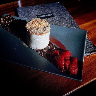 Monkey Shoulder Cranachan Cheesecake with Roasted Balsamic Strawberrie - Marina Bay's Bread Street Kitchen (Marina Bay)|Singapore