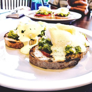 Avocado Eggs Benedict - 位於上環的永健坊餐廳 (上環) | 香港
