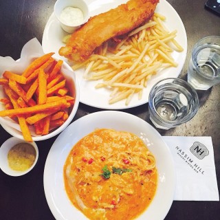 Chilli crab pasta, sweet potato fries, fish and chips - 位于東陵的Nassim Hill Bakery Bistro Bar (東陵) | 新加坡