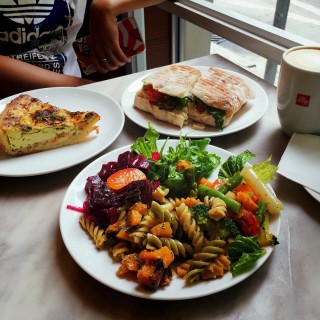 Mixed salad, salmon egg pie, salmon sandwiches with cappuccino - ใน灣仔 จากร้านPassion by Gerard Dubois (灣仔)|ฮ่องกง