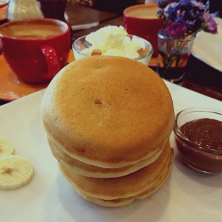Banana Pancake with Butterscotch sauce & Vanilla Ice Cream - ในKemang จากร้านAnti Podean (Kemang)|Jakarta