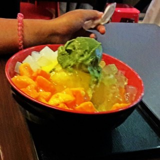 Mango fruit mix with matcha ice cream - ในKebayoran Lama จากร้านHong Tang (Sweet Poetry) (Kebayoran Lama)|Jakarta