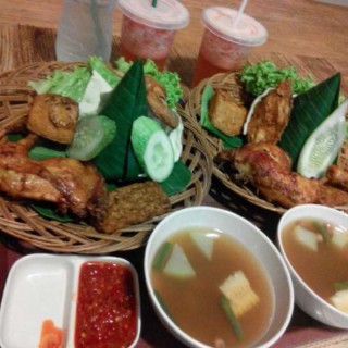 Paket ayam goreng - ในTangerang จากร้านEat Republic (Tangerang)|Jakarta