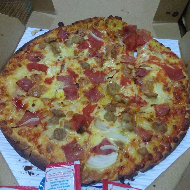 what is on dominos meatzza