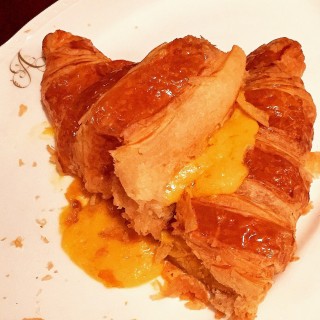 Salted Yolk Lava Croissant (咸蛋黄牛角面包) - 位於Orchard的Antoinette (Orchard) | 新加坡