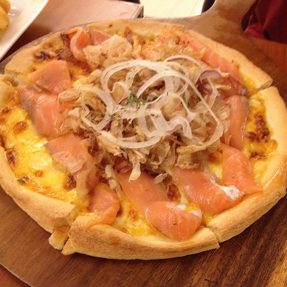 smoked salmon pizza