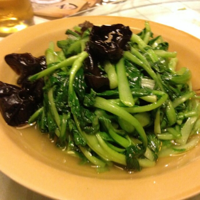 野生黑木耳炒鸡毛菜