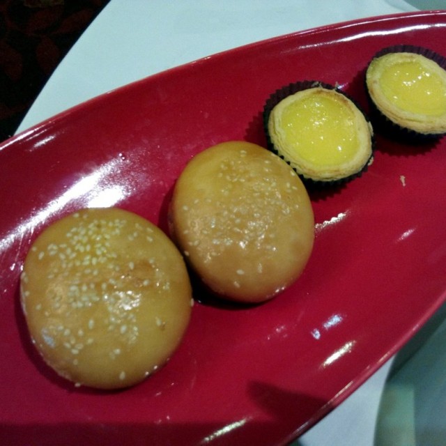 蛋挞葱油饼拼盘