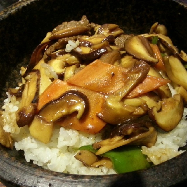 石锅蘑菇拌饭