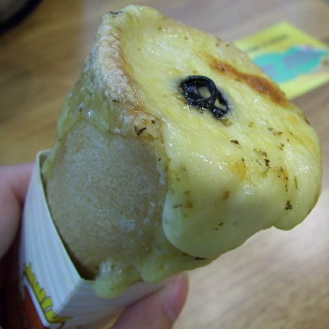 海陆总汇手握披萨