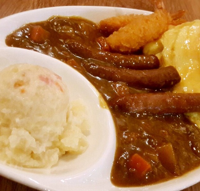黄金大虾与辣味香肠咖喱蛋包饭