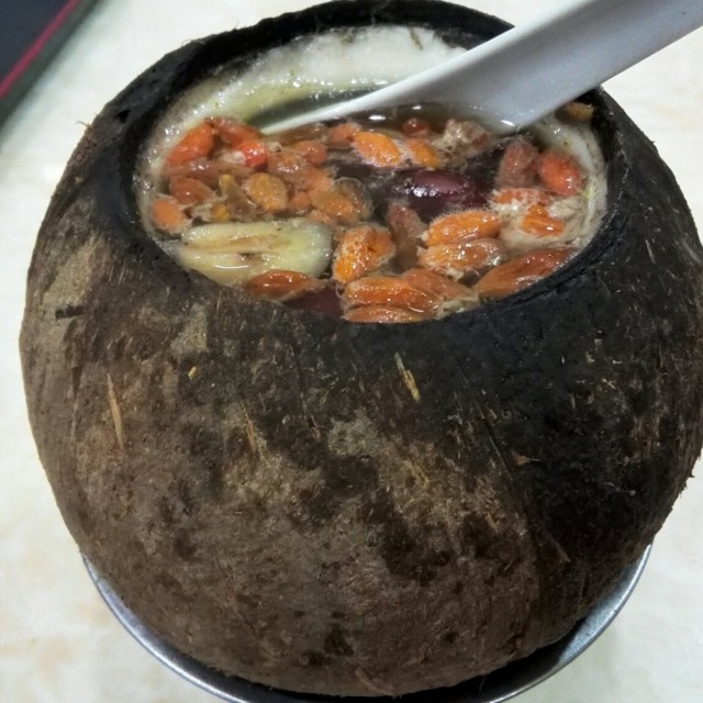 原只椰子炖鹌鹑