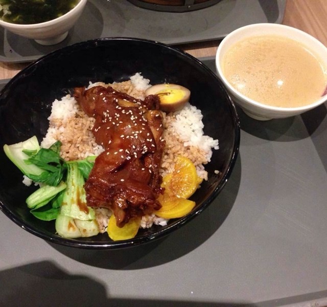 台北香卤猪脚饭