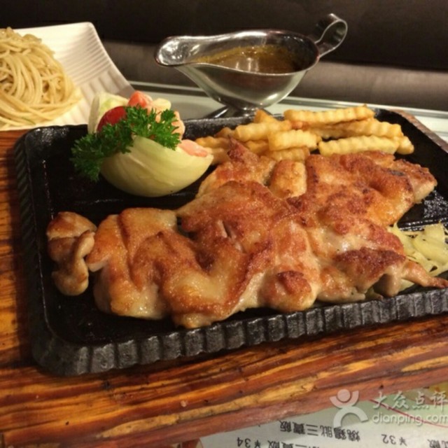 鸡扒配意粉