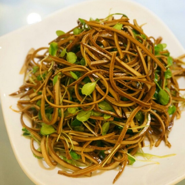 香椿苗拌豆腐丝