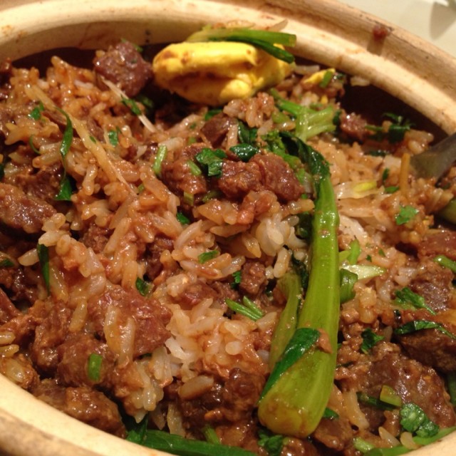 窝蛋肥牛煲仔饭