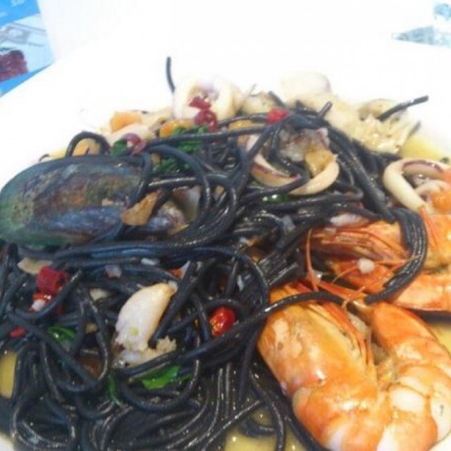 墨鱼汁海鲜面