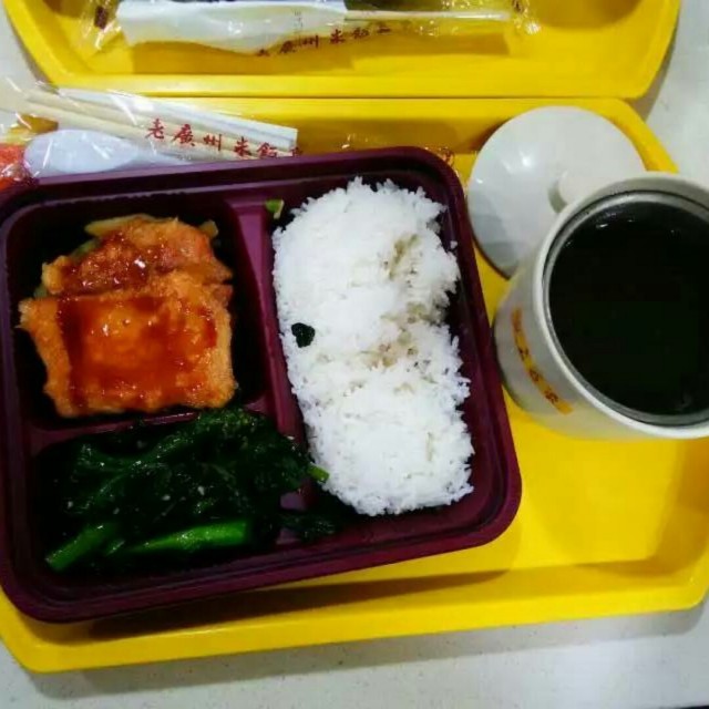 杨梅汁鸡腿扒饭