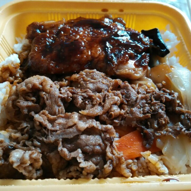 照烧鸡腿和肥牛双拼饭