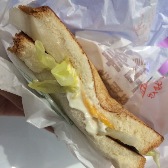 嫩蛋烟肉麦吐司