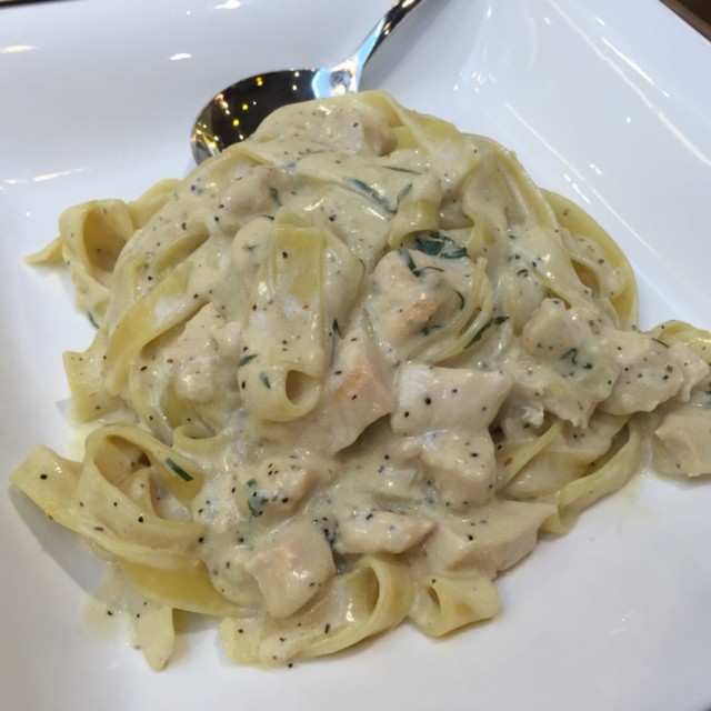 蒜香奶油鸡肉宽面
