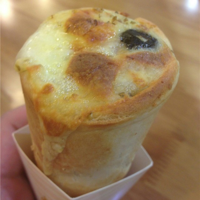 手握披萨